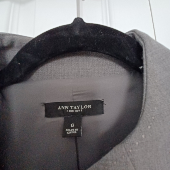 Ann Taylor women's suit jacket. - Picture 6 of 7